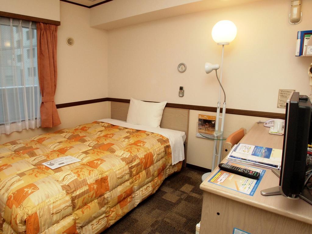 Toyoko Inn Hokkaido Sapporo-Eki Nishi-Guchi Hokudai Mae Buitenkant foto