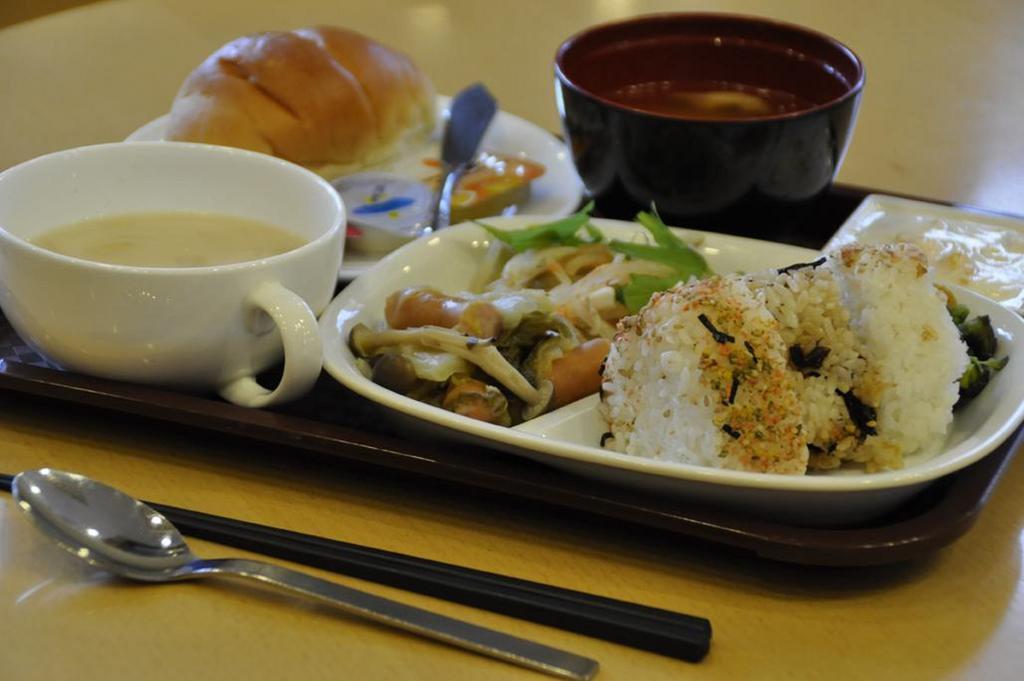 Toyoko Inn Hokkaido Sapporo-Eki Nishi-Guchi Hokudai Mae Buitenkant foto